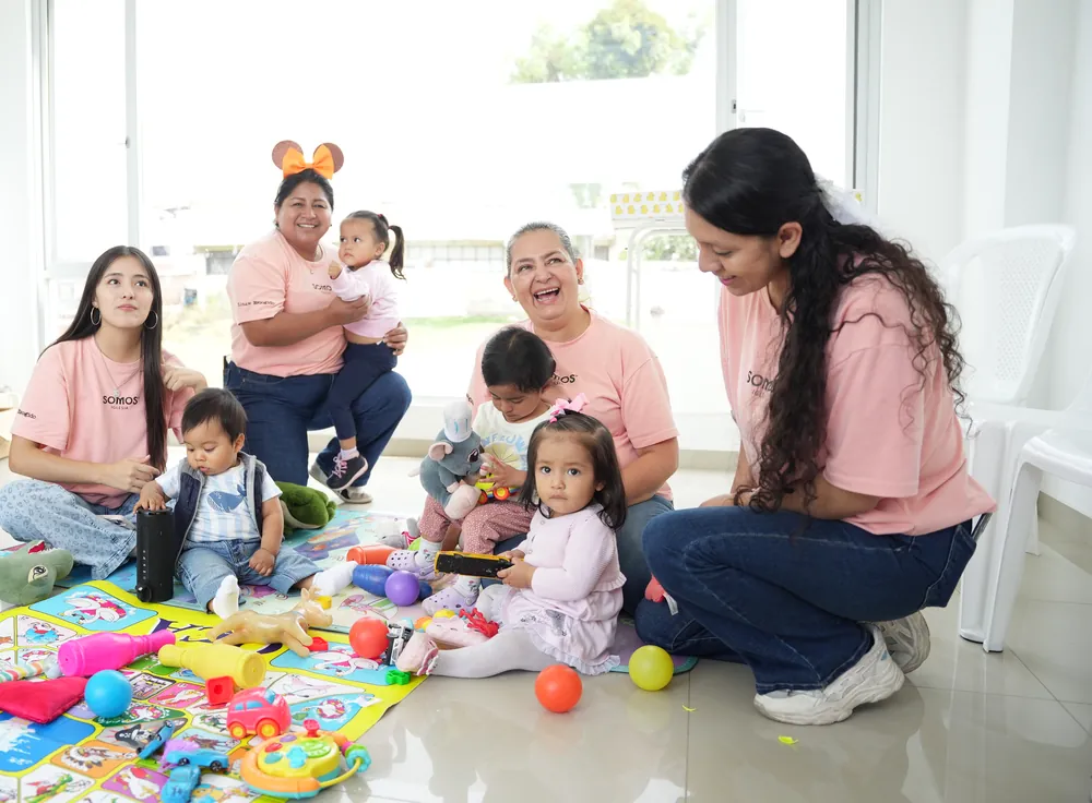 Equipo de Somos Chispas jugando con los niños