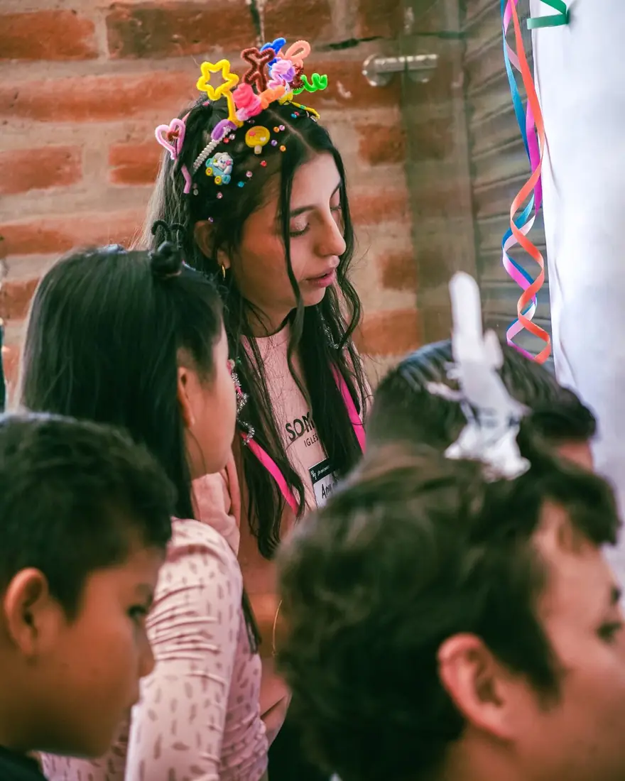 Servidora de Chispas enseñando a los niños
