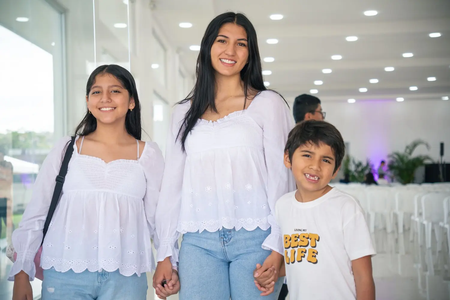 Hermanos sonriendo en la iglesia