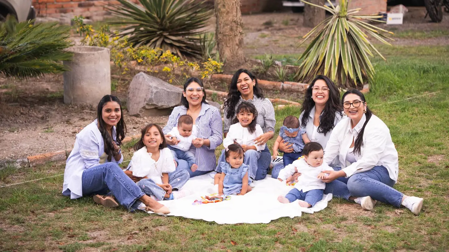 Mamás con sus hijos en una celebración de la iglesia