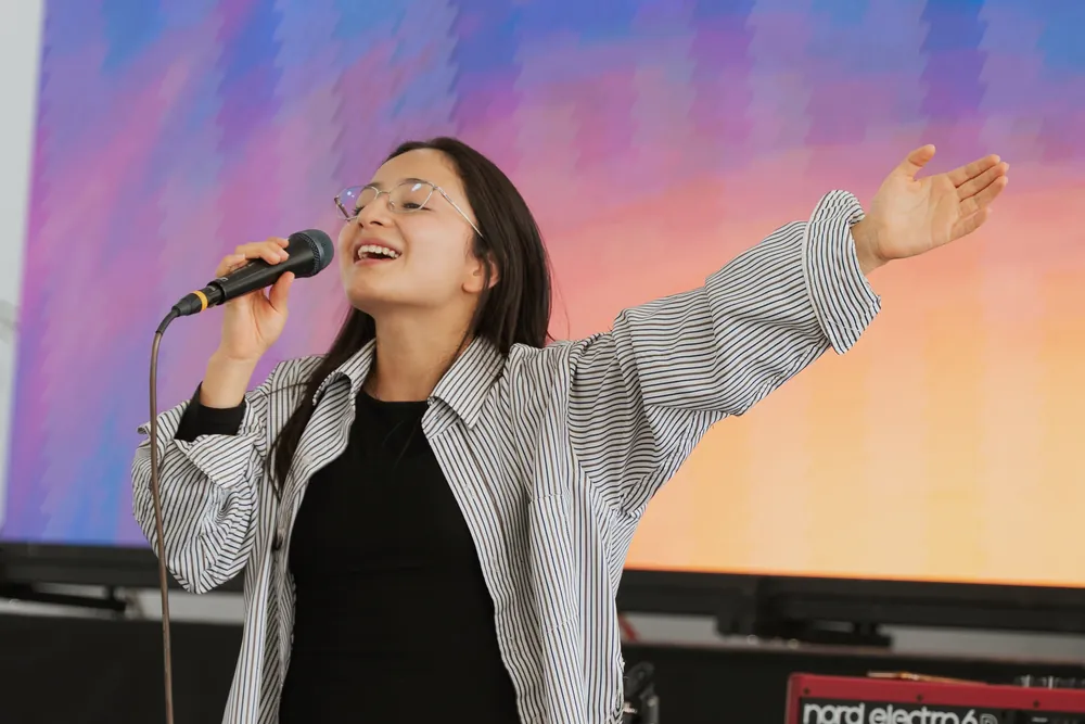 Joven del equipo de alabanza adorando a Dios