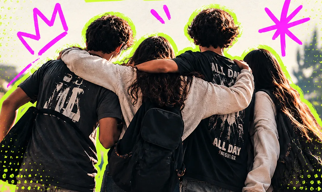 Cuatro adolescentes abrazados, de espaldas
