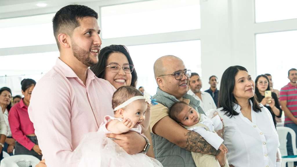 Familias de la iglesia compartiendo