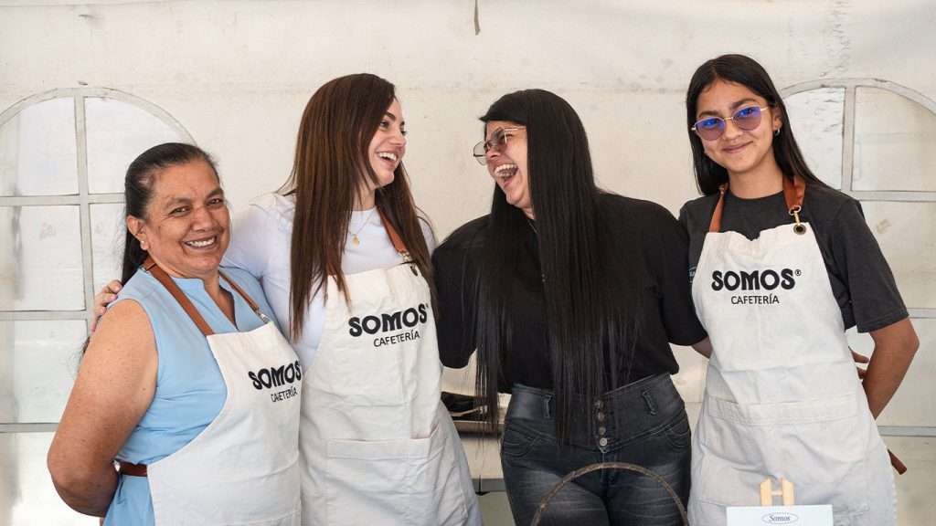 Equipo de cafetería con delantales de Somos