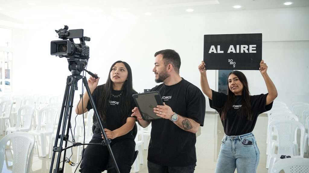 Equipo de comunicación transmitiendo en vivo